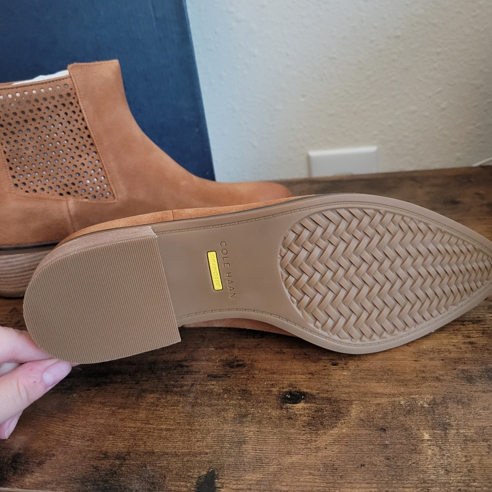 NIB Cole Haan British Tan Suede Val Bootie Size 8.5 - Picture 3 of 4